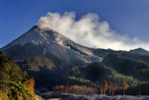 cerita mistis misteri gunung merapi