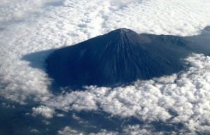 gunung slamet meletus pulau jawa terbelah